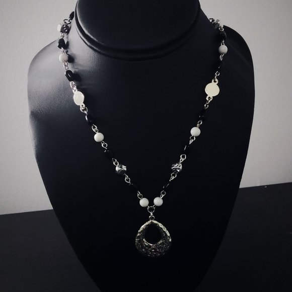 Black,sliver and white stunning neck - Picture 1 of 3